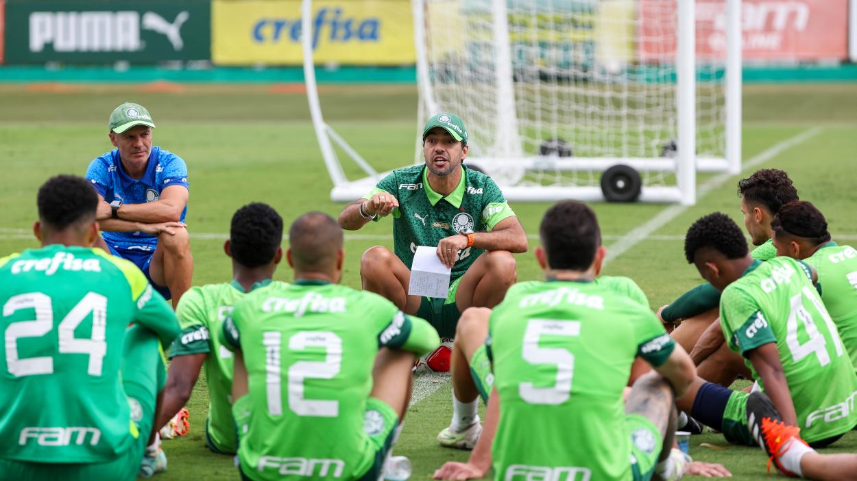 Abel em reunião com os jogadores (Foto: Divulgação/Palmeiras)