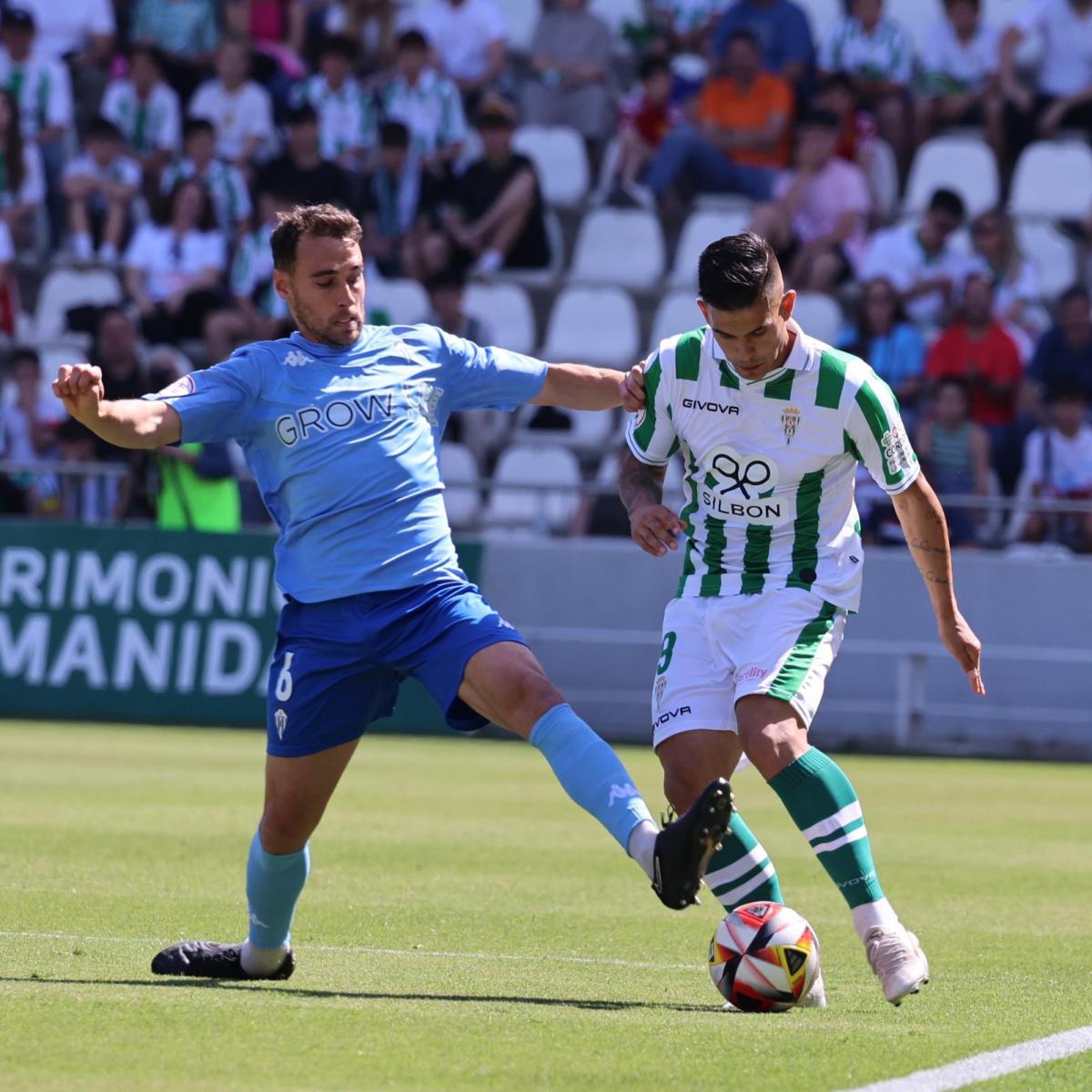 Kuki Zalazar disputa un balón durante el Córdoba-Alcoyano. Fuente: Córdoba CF