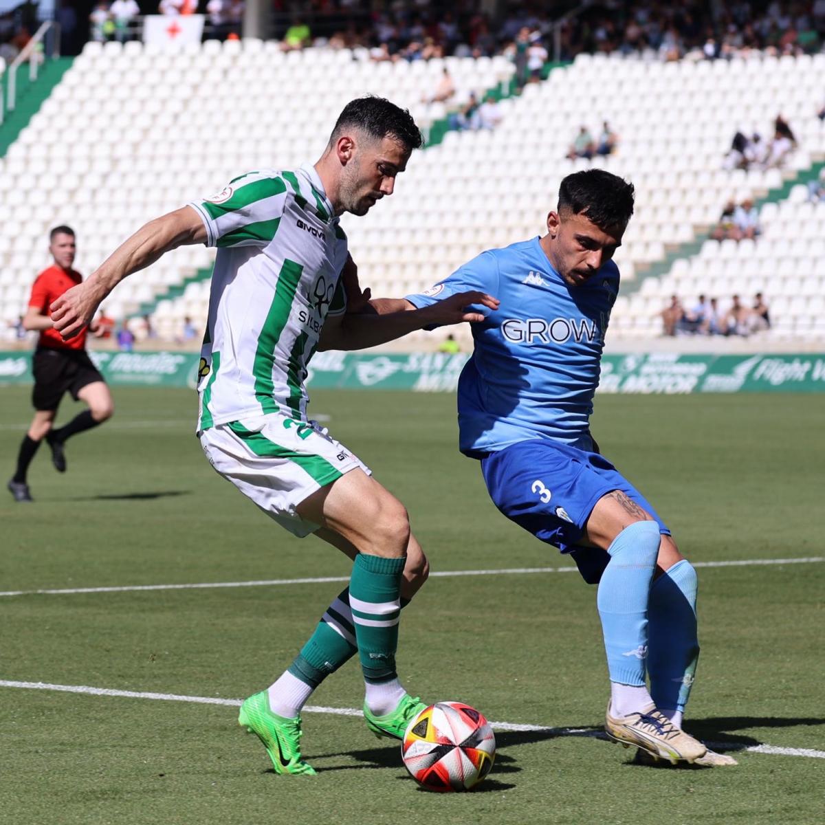 Albarrán intenta centrar en el Córdoba-Alcoyano. Fuente: Córdoba CF