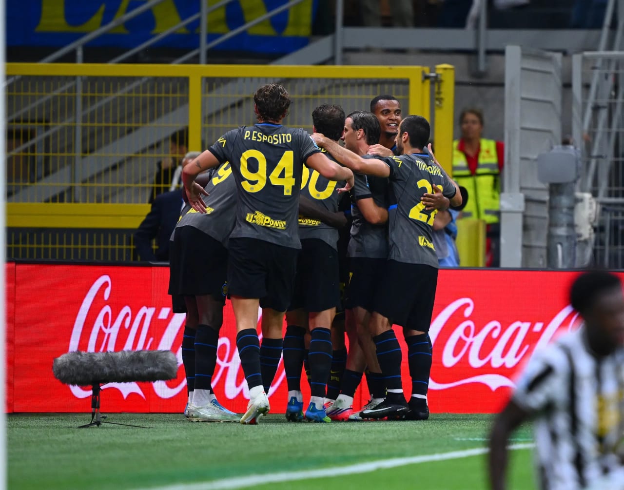 Abbraccio di squadra in Inter-Udinese
