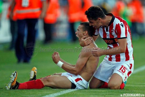 Los jugadores del Dinamo de Bucarest celebran el gol ante el Vitorul