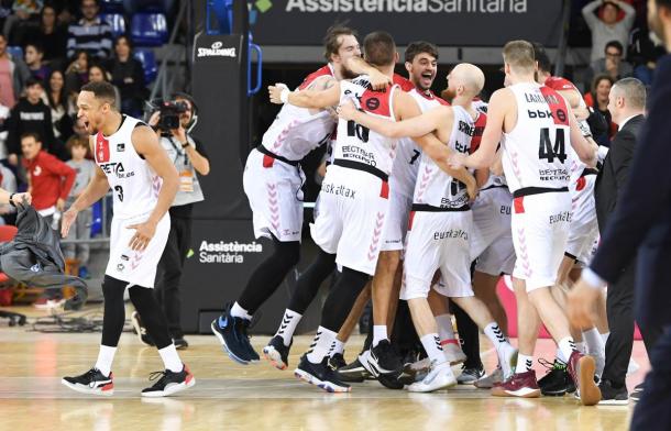 Los jugadores del Bilbao Basket, de celebración en celebración tras su excelsa temporada 2019/20 | Fuente: ACB PHOTO