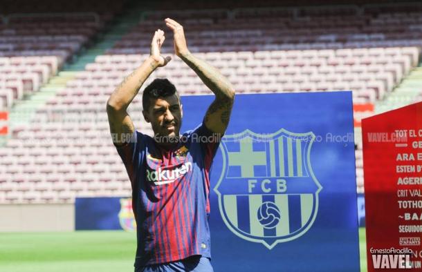 Paulinho saluda a los aficionados reunidos en la tribuna del Camp Nou. Foto: Ernesto Aradilla