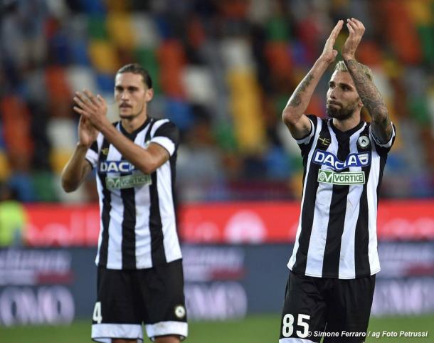 Behrami e Angella applaudono i tifosi dopo la sconfitta con il Chievo. Fonte: www.facebook.com/UdineseCalcio1896