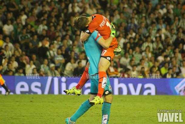 Fede Cartabia celebrando su gol ante el Real Betis con Germán Lux