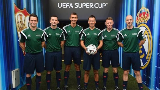 Clattenburg con su equipo antes de Super Copa de Europa. Foto: UEFA