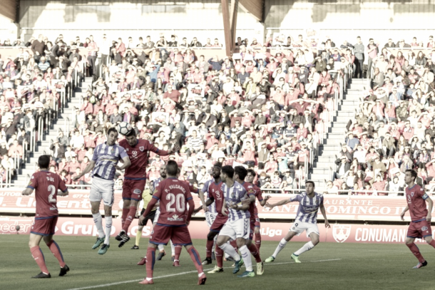 Jugadores del Numancia y Valladolid luchando por un balón | Fotografía: Real Valladolid