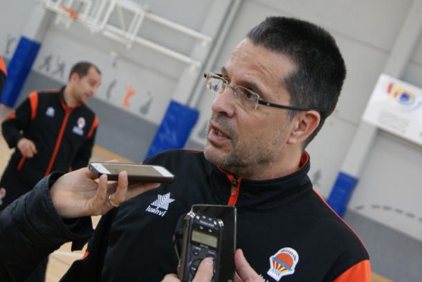 Pedro Martínez atendiendo a los medios | Foto: Valencia Basket