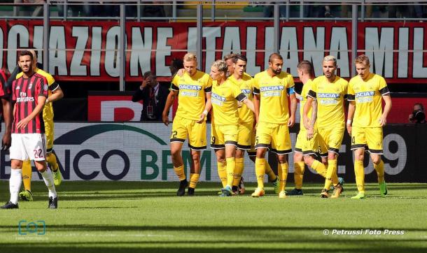 La squadra esulta dopo il gol di Lasagna al Milan. Fonte: https://www.facebook.com/UdineseCalcio1896/