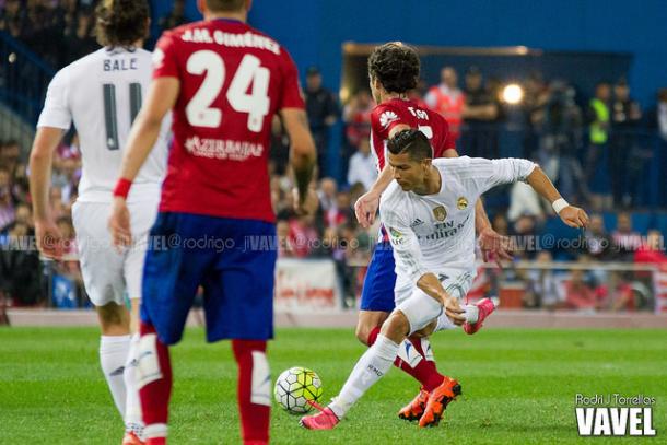 Ronaldo lucha un balón con Tiago en el partido de ida | Imagen: Rodri J. Torrellas