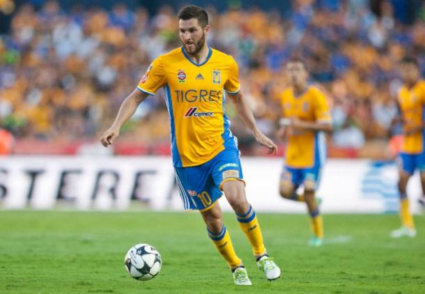 Gignac en un juego con Tigres lleva la pelota | (Photo/Julio Cesar Aguilar | AFP )