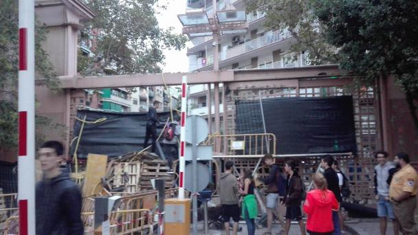 Barricada en la Escola Industrial de Barcelona | Foto: VAVEL