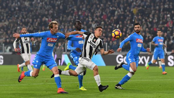 Dybala tra due avversari nel 3-1 di Coppa Italia. | Fonte immagine: Corriere dello Sport