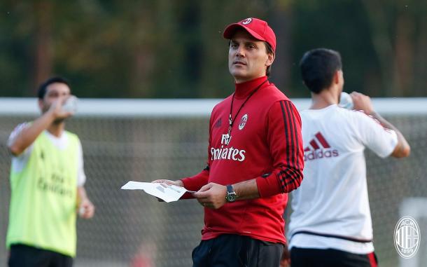 Montella durante un entrenamiento previo al derbi. / Foto: Milan oficial
