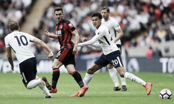 Kane ayuda en defensa durante el último partido por Premier | Foto: Tottenham Hotspur