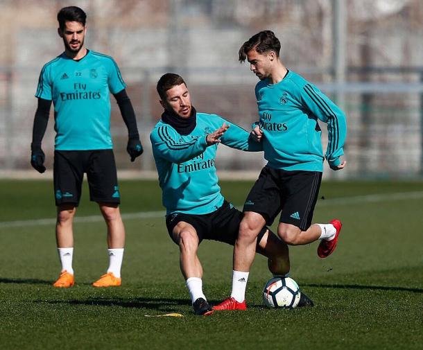 Dani Sánchez se ejercita con el primer equipo del Real Madrid. En la imagen también aparecen Isco Alarcón y Sergio Ramos | Fuente: @daniel3snchez (Twitter)