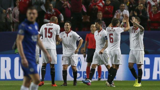 I calciatori del Siviglia esultano dopo il doppio momentaneo vantaggio dell'andata. Fonte foto: Tuttosport.it