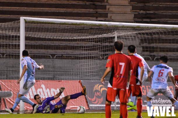 Mikel Pagola a punto de encajar el gol que suponía el empate del Compostela / Mikaela Maurelle - VAVEL