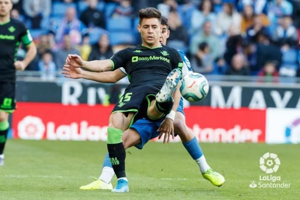Álex Moreno tratando de llevarse el esférico | Fotografía: LaLiga