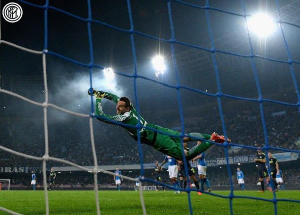 Handanovic volando en Napoli / Foto: Inter de Milán