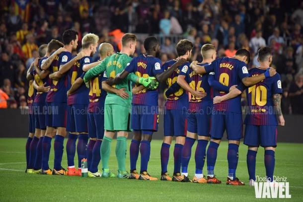 Jugadores del FC Barcelona guardando un minuto de silencio | Foto: Noelia Déniz (VAVEL)