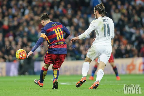 Bale persigue a Messi.