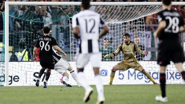 Morata, nascosto dietro a Calabria, gira in porta il gol che vale la Coppa Italia al 111'. (fonte immagine: Corriere dello Sport)