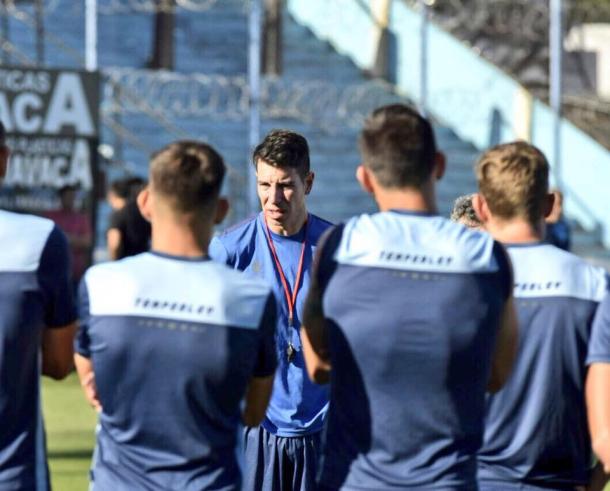 El nuevo entrenador del Gasolero se dirige hacía los jugadores dándoles indicaciones en el primer entrenamiento a cargo | Foto: Prensa Temperley