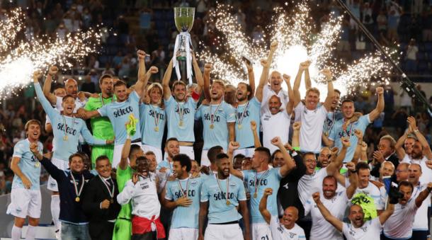 La Lazio levanta el trofeo de supercampeón italiano | Foto: SS Lazio