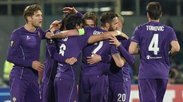 Los jugadores de la Fiorentina celebran el gol de Bernardeschi | Foto: UEFA