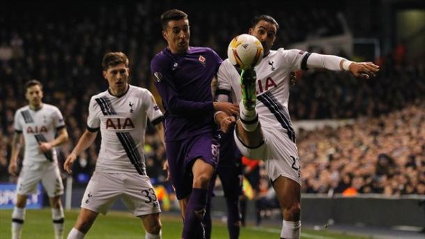 Vecino lucha con Chadli en el partido ante el Tottenham | Foto: UEFA