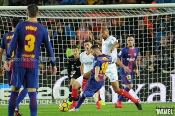 Messi disparando ante el Sevilla | Foto: Ernesto Aradilla (VAVEL)