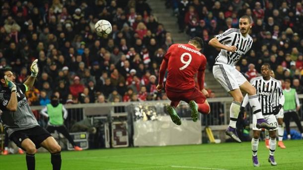Cabezazo de Lewandowski para el 1-2. // (Foto de es.uefa.com)