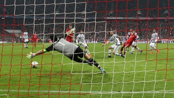 Thiago firma el 3-2 clave para la resurección del Bayern. // (Foto de es.uefa.com)