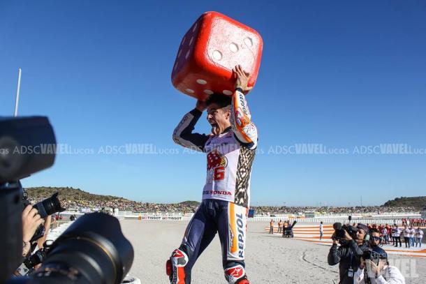 Marc celebra su título con el dado del Big 6 / Foto: Lucas ADSC
