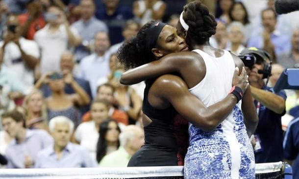 Serena y Venus saludándose cariñosamente tras el encuentro. Fuente: Dailymail
