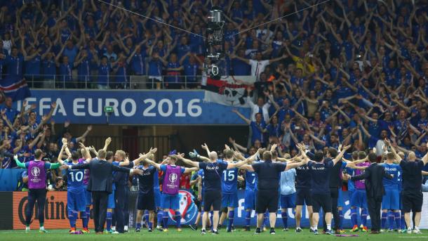 Los jugadores de Islandia celebran el pase con sus aficionados. Foto: UEFA