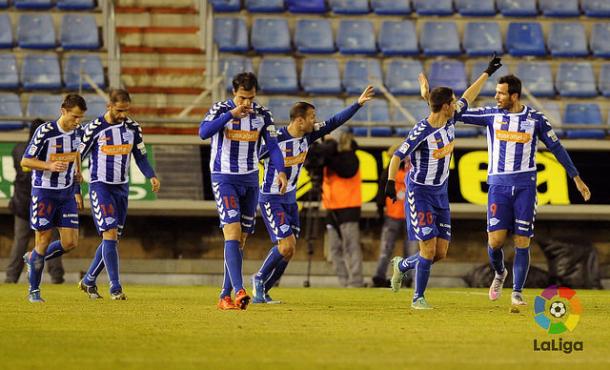 Los jugadores del Deportivo Alavés  celebran el único tanto del encuentro. Foto: Deportivo Alavés