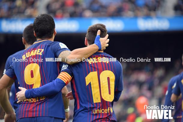 Luis Suárez y Leo Messi, abrazados tras un gol. Foto: Noelia Déniz, VAVEL.com
