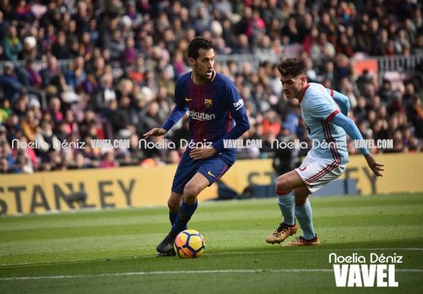 Sergio Busquets maneja la pelota. Foto: Noelia Déniz, VAVEL.com