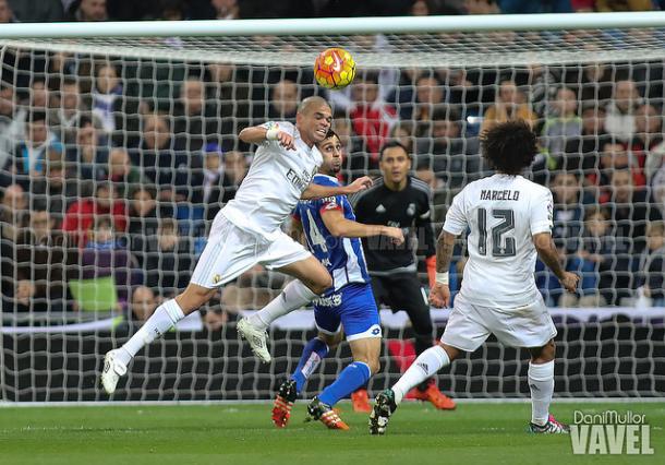 Pepe y Marcelo pugnan por un balón en el partido de la temporada 2015/16. | FOTO: Dani Mullor - VAVEL