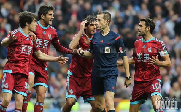 Los jugadores de la Real protestando una decisión tomada por González González | Imagen: Dani Mullor - VAVEL