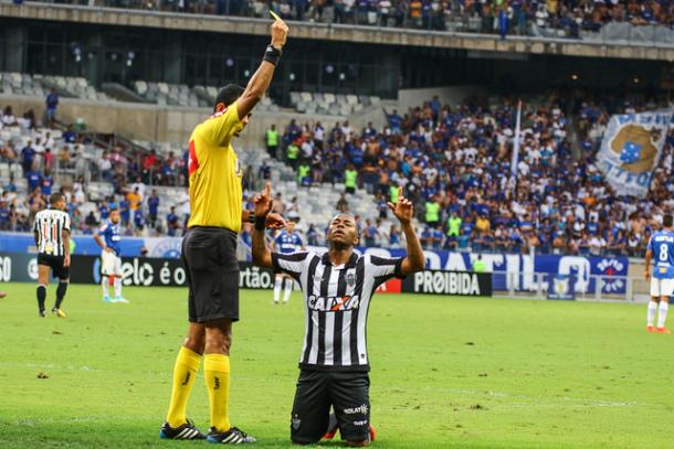 Robinho é advertido por extravasar na comemoração (Foto: Bruno Cantini/Atlético-MG)