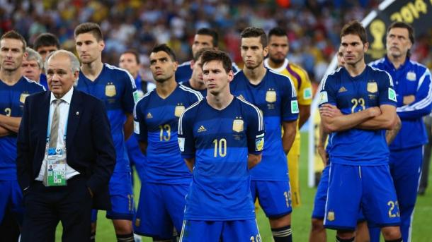 Leo Messi, Alejandro Sabella y el resto de la plantilla de Argentina tras perder el Mundial de 2014. / Foto: Gettyimages 