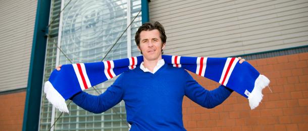 Barton posando con los colores de su nuevo club. Foto: Rangers