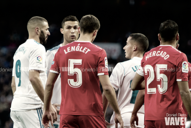 Lenglet frente a algunos jugadores del Real Madrid | Foto: Daniel Nieto (VAVEL)
