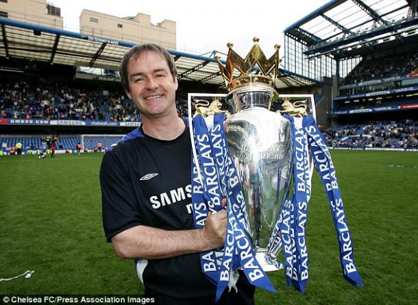 Clarke con el título de campeón de la Premier League. Foto: Chelsea