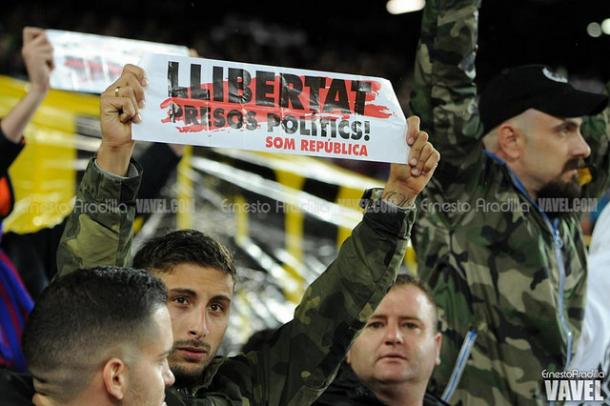 Los carteles fueron repartidos en los aledaños del estadio | Foto: Ernesto Aradilla - VAVEL