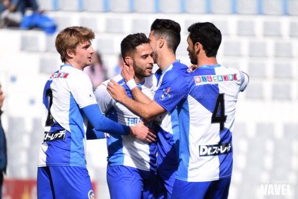 Pastells, Marc Fernández, Yeray y Viale celebran el primer gol del partido (Marc González - VAVEL)