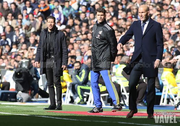 Zidane y Simeone en el área técnica. Fotografía: Dani Mullor / VAVEL.